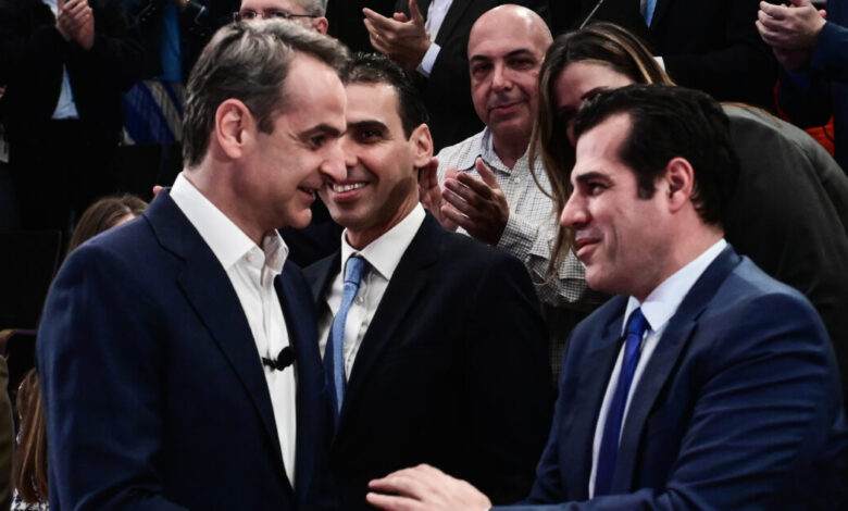 Πώς-ο-Κυριάκος-Μητσοτάκης-κατέληξε-στους-Πλεύρη,-Θεοχάρη,-Ανδριανό-και-Δερμεντζόπουλο-–-Το-ταξίδι-στα-Χανιά-που-δεν-έγινε