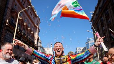 Ουγγαρία:-Χιλιάδες-στην-παρέλαση-του-gay-pride-–-Γύρισαν-την-πλάτη-στην-απαγόρευση-του-Όρμπαν