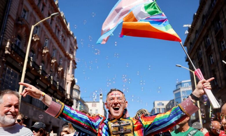 Ουγγαρία:-Χιλιάδες-στην-παρέλαση-του-gay-pride-–-Γύρισαν-την-πλάτη-στην-απαγόρευση-του-Όρμπαν