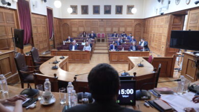 Βουλή:-Χαμός-με-το-«καλημέρα-σας»-στην-συνεδρίαση-της-προανακριτικής-για-Καραμανλή