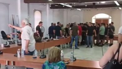 Λαύριο:-Επεισοδιακό-δημοτικό-συμβούλιο-με-παρέμβαση-του-Ρουβίκωνα