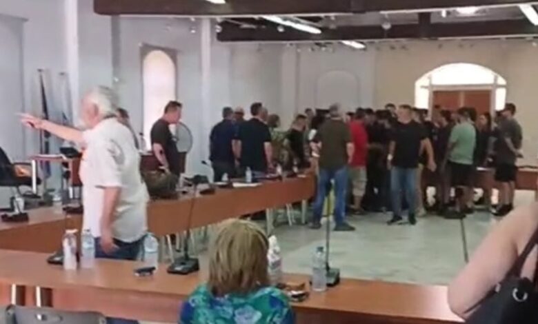 Λαύριο:-Επεισοδιακό-δημοτικό-συμβούλιο-με-παρέμβαση-του-Ρουβίκωνα
