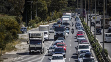 Σημειωτόν-τα-αυτοκίνητα-στην-Αθηνών-–-Κορίνθου:-Στο-«κόκκινο-η-κίνηση-στο-ρεύμα-προς-Αθήνα