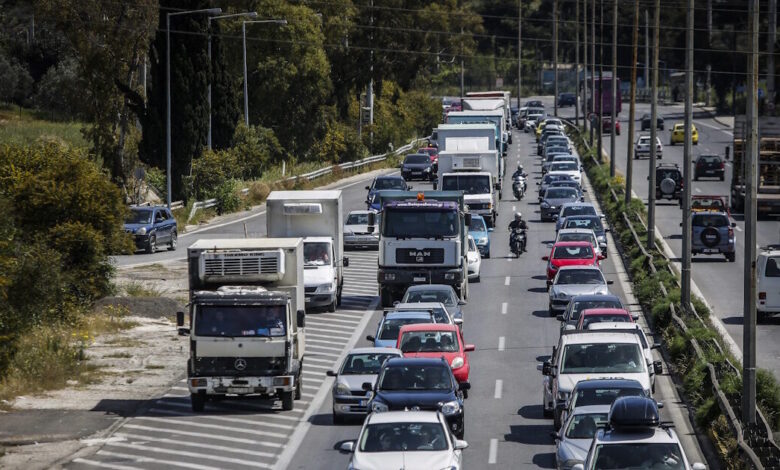 Σημειωτόν-τα-αυτοκίνητα-στην-Αθηνών-–-Κορίνθου:-Στο-«κόκκινο-η-κίνηση-στο-ρεύμα-προς-Αθήνα