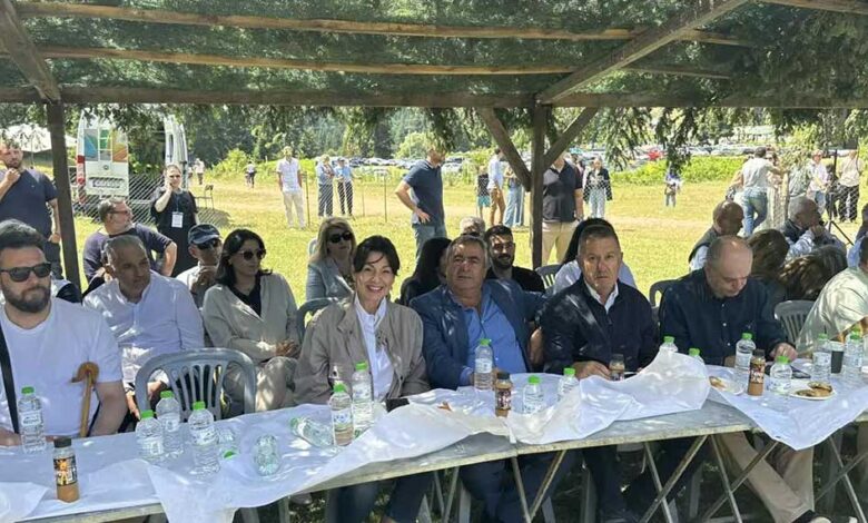 «Μαρίνα-Κοντοτόλη-και-Κώστας-Μαράβας,-πρώτο-τραπέζι-στο-Αντάμωμα-Σαρακατσαναίων.
