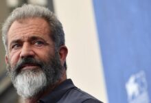 Η-στιγμή-που-ο-Μελ-Γκιμπσον-πίνει-Αγιασμό-στο-Άγιο-Όρος