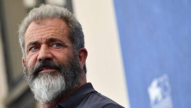 Η-στιγμή-που-ο-Μελ-Γκιμπσον-πίνει-Αγιασμό-στο-Άγιο-Όρος