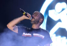 ΛΕΞ:-Κατάμεστο-ξανά-το-ΟΑΚΑ-για-τη-συναυλία-του-–-Χιλιάδες-θαυμαστές-γιορτάζουν-το-«φαινόμενο»-με-καπνογόνα