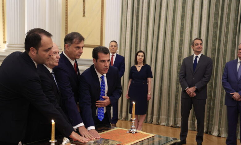 Ορκίστηκαν-ο-νέος-υπουργός-Μετανάστευσης,-Θάνος-Πλεύρης-και-οι-τρεις-νέοι-υφυπουργοί-της-κυβέρνησης