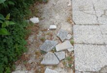 Εικόνα-εγκατάλειψης-στην-Υπάτρου-–-Επικίνδυνο-πεζοδρόμιο-σε-“έξυπνη-πόλη”