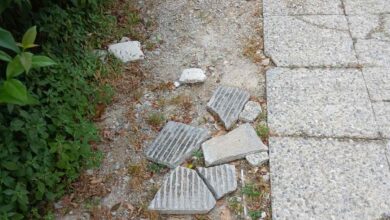 Εικόνα-εγκατάλειψης-στην-Υπάτρου-–-Επικίνδυνο-πεζοδρόμιο-σε-“έξυπνη-πόλη”