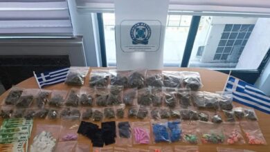 Πειραιάς:-15χρονος-και-17χρονος-πέταξαν-σακίδιο-με-ναρκωτικά-σε-κάδο-ανακύκλωσης-για-να-αποφύγουν-έλεγχο-από-την-αστυνομία