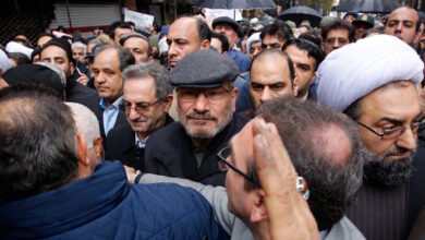Ιράν:-Δημόσια-εμφάνιση-του-«νεκρού»-Αλί-Σαμχανί-–-«Ήμουν-θαμμένος-στα-ερείπια-για-3-ώρες-μετά-την-επίθεση-του-Ισραήλ»