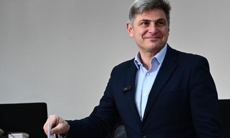 Ο-ΣΥΡΙΖΑ-«αδειάζει»-τον-Φαραντούρη-που-πρότεινε-κυβέρνηση-ειδικού-σκοπού-με-στόχο-την-κάθαρση