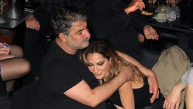 Δέσποινα-Βανδή-και-Βασίλης-Μπισμπίκης-αγκαλιά-στην-παραλία