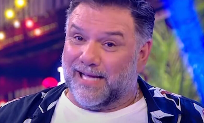 Φινάλε-για-το-the-2night-show:-Ο-Γρηγόρης-Αρναούτογλου-αποχαίρετησε-το-κοινό-–-«Συγκινούμαι,-γιατί-του-χρόνου-θα-κλείσουμε-τη-10η-χρονιά»