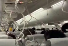 Τρόμος-σε-ιαπωνικό-boeing:-Έπεσε-25.000-πόδια-σε-10-λεπτά-–-Λιποθύμησαν-επιβάτες-και-αποχαιρετούσαν-τους-δικούς-τους-με-μηνύματα