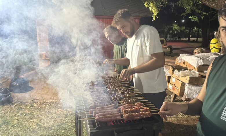 Καλοκαιρινό-souvlaki-party-με-κόσμο-και-μουσική-στα-Τρίκαλα