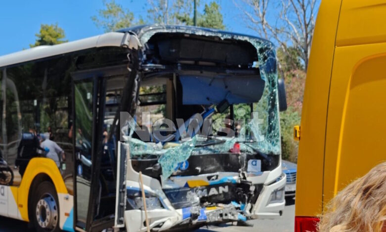 Συγκρούστηκαν-λεωφορεία-στη-Βούλα:-Πολλοί-τραυματίες,-ανάμεσά-τους-και-παιδιά-–-«Ζαλίστηκα-και-έπεσα-πάνω-στο-όχημα»,-λέει-η-οδηγός