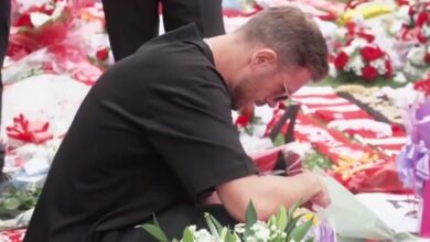 Ο-Τζόρνταν-Χέντερσον-πλάνταξε-στο-κλάμα-αφήνοντας-λουλούδια-έξω-από-το-«anfield»-στη-μνήμη-του-Ντιόγκο-Ζότα