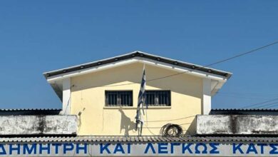 Φθαρμένη-ελληνική-σημαία-στο-Μουσείο-Δημήτρη-και-Λέγκως-Κατσικογιάννη-–-Νέο-περιστατικό-αδιαφορίας