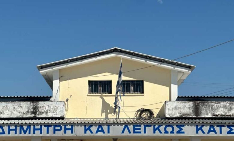 Φθαρμένη-ελληνική-σημαία-στο-Μουσείο-Δημήτρη-και-Λέγκως-Κατσικογιάννη-–-Νέο-περιστατικό-αδιαφορίας