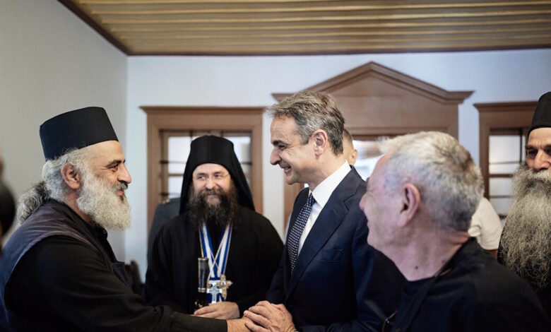 Στο-Άγιο-Όρος-ο-Κυριάκος-Μητσοτάκης-–-Επισκέφθηκε-τις-μονές-Ιβήρων-και-Βατοπεδίου