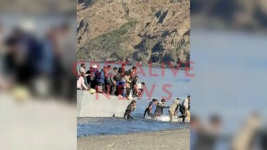 Κρήτη:-Η-στιγμή-της-«απόβασης»-μεταναστών-στην-παραλία-Δισκού-ανάμεσα-σε-κόσμο-που-έκανε-μπάνιο