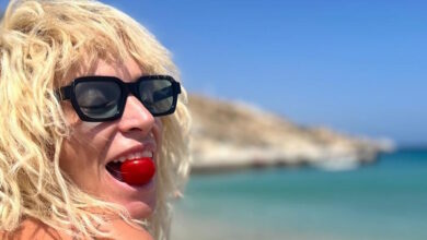Η-Ελεωνόρα-Ζουγανέλη-τρώει-ντομάτα-στην-παραλία-φορώντας-το-μαγιό-της-κι-αποκαλύπτει-τι-σημαίνει-καλοκαίρι