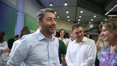 Χαμόγελα-στο-ΠΑΣΟΚ-για-τη-Νεολαία-του-κόμματος-–-Νέα-επίθεση-Ανδρουλάκη-κατά-Μητσοτάκη-για-τον-ΟΠΕΚΕΠΕ