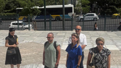 Στη-Βουλή-η-Μαρία-Καρυστιανού-με-1,3-εκατομμύριο-υπογραφές-–-Ενός-λεπτού-σιγή-στη-μνήμη-των-νεκρών-στα-Τέμπη