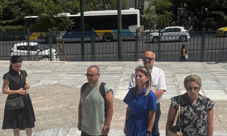 Στη-Βουλή-η-Μαρία-Καρυστιανού-με-1,3-εκατομμύριο-υπογραφές-–-Ενός-λεπτού-σιγή-στη-μνήμη-των-νεκρών-στα-Τέμπη