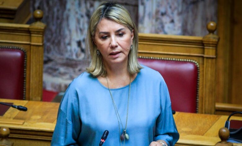 Ζέττα-Μακρή:-«Μου-έβαλε-το-“μαχαίρι-στο-λαιμό”-για-τα-χρήματα-που-έπρεπε-να-δώσω»,-λέει-για-τον-δημοσιογράφο-που-φέρεται-να-την-εκβίαζε
