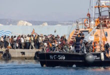 Κομισιόν:-«Γνωρίζουμε-για-τις-αυξημένες-μεταναστευτικές-ροές-στην-Ελλάδα-–-Ο-αρμόδιος-Επίτροπος-θα-επισκεφτεί-την-Λιβύη»