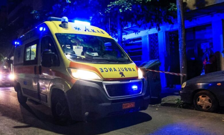 Τροχαίο-στην-Καλλιθέα:-Νεκρός-οδηγός-μηχανής-που-έπεσε-πάνω-σε-σταθμευμένο-φορτηγό