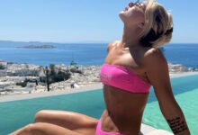 Η-Ζόζεφιν-κάνει-ηλιοθεραπεία-με-ροζ-bikini-στη-Μύκονο,-με-φόντο-το-απέραντο-γαλάζιο
