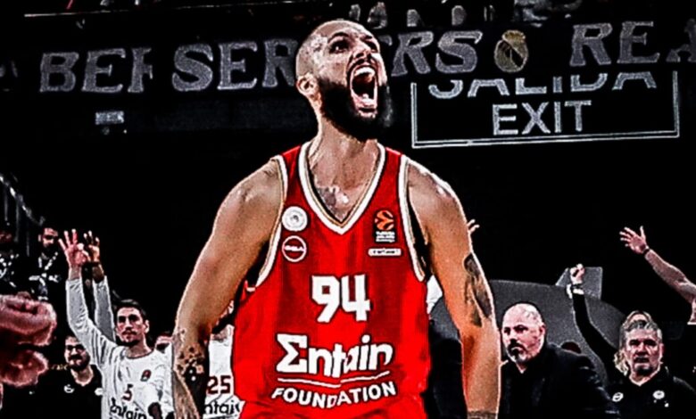Ο-Εβάν-Φουρνιέ-χαρίζει-τρεις-φανέλες-του-σε-οπαδούς-του-Ολυμπιακού