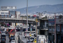 Τροχαίο-στην-Αθηνών-–-Κορίνθου:-Φορτηγό-συγκρούστηκε-με-αυτοκίνητο-στο-ύψος-των-Διυλιστηρίων,-στο-«κόκκινο»-η-κίνηση