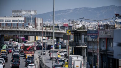 Τροχαίο-στην-Αθηνών-–-Κορίνθου:-Φορτηγό-συγκρούστηκε-με-αυτοκίνητο-στο-ύψος-των-Διυλιστηρίων,-στο-«κόκκινο»-η-κίνηση