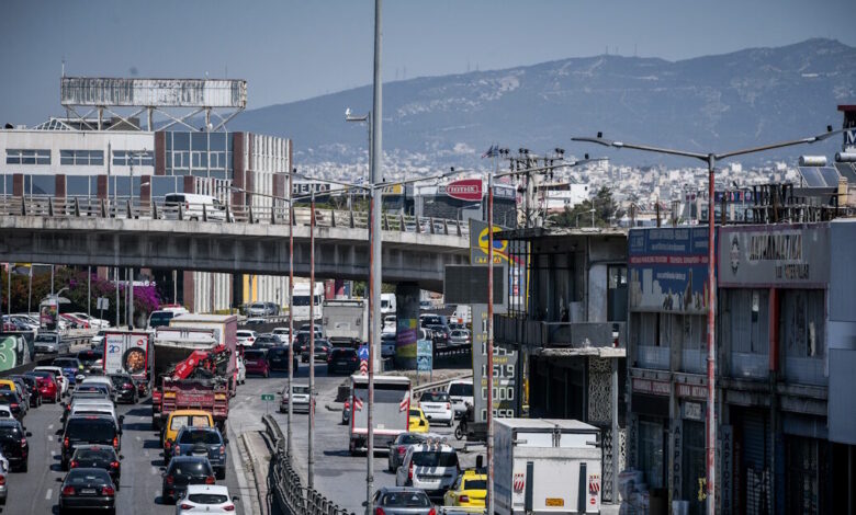 Τροχαίο-στην-Αθηνών-–-Κορίνθου:-Φορτηγό-συγκρούστηκε-με-αυτοκίνητο-στο-ύψος-των-Διυλιστηρίων,-στο-«κόκκινο»-η-κίνηση