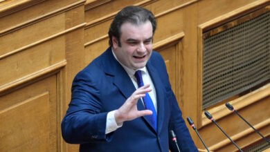 Σκληρή-απάντηση-Πιερρακάκη-σε-Χαρίτση:-Δεν-περίμενα-η-οσμή-των-υπονόμων-του-διαδικτύου-να-έρθει-στη-Βουλή