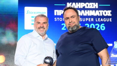 Ο-Άγγελος-Ποστέκογλου-βραβεύθηκε-από-τη-super-league-και-αποθεώθηκε-από-τον-Βαγγέλη-Μαρινάκη