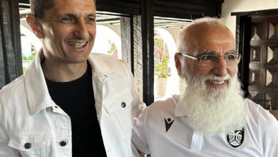 Η-αγκαλιά-του-Ιβάν-Σαββίδη-με-τον-Ραζβάν-Λουτσέσκου-–-Ολοκληρώθηκαν-οι-συζητήσεις-στο-γήπεδο-του-ΠΑΟΚ