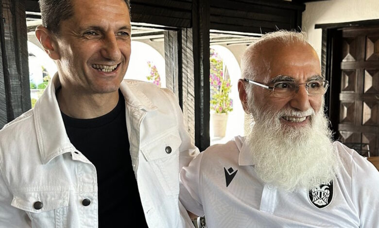 Η-αγκαλιά-του-Ιβάν-Σαββίδη-με-τον-Ραζβάν-Λουτσέσκου-–-Ολοκληρώθηκαν-οι-συζητήσεις-στο-γήπεδο-του-ΠΑΟΚ