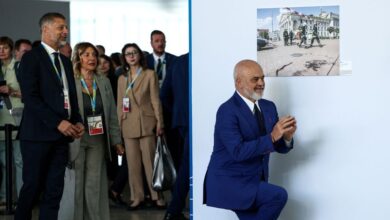 Ο-Έντι-Ράμα-γονάτισε-ξανά-στη-θέα-της-Τζόρτζια-Μελόνι-–-Η-συνήθεια-που-έγινε-λατρεία