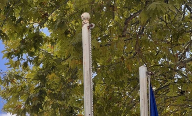 Αλλοδαπός-κατέβασε-την-ελληνική-σημαία-και-την-έκαψε-στην-Κομοτηνή