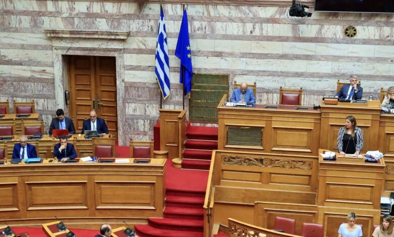 Βουλή:-Ψηφίστηκε-η-τροπολογία-Πλεύρη-στο-μεταναστευτικό-–-Απορρίφθηκε-το-αίτημα-αντισυνταγματικότητας
