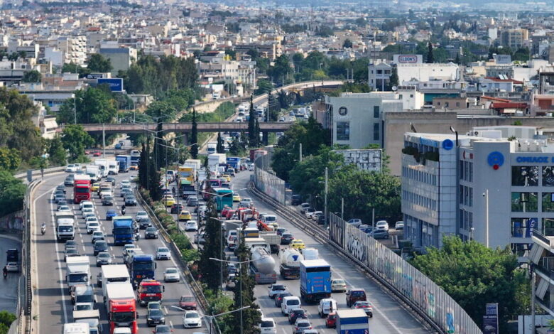 Κίνηση-στους-δρόμους:-«Στο-κόκκινο»-Κηφισός,-Αττική-οδός-και-Κηφισίας-–-Όπου-φύγει-φύγει-οι-Αθηναίοι-για-τριήμερο