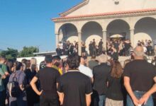 Αγρίνιο:-Σπαραγμός-στο-τελευταίο-«αντίο»-στη-2χρονη-Αλεξάνδρα-που-παρασύρθηκε-από-το-αυτοκίνητο-του-πατέρα-της
