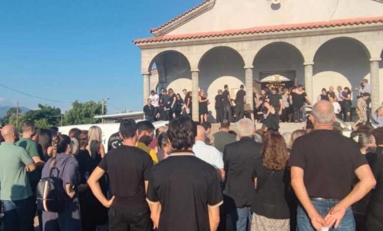 Αγρίνιο:-Σπαραγμός-στο-τελευταίο-«αντίο»-στη-2χρονη-Αλεξάνδρα-που-παρασύρθηκε-από-το-αυτοκίνητο-του-πατέρα-της